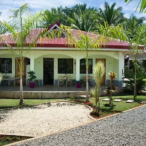 The Three Shooting Stars Panglao-stad